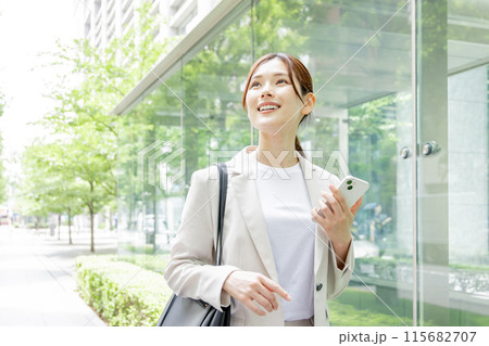 スマホで検索する若い女性 スマホで検索する若い女性 115682707