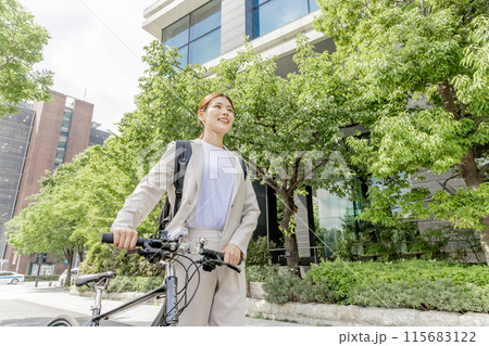 通勤 女性 自転車 115683122