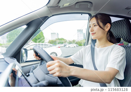若い女性　運転 115683128
