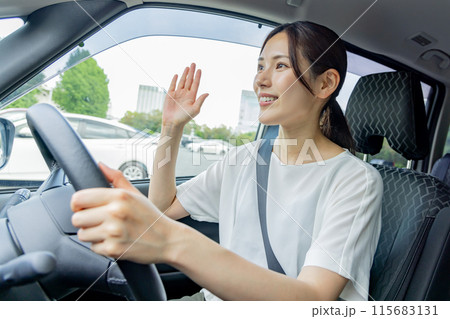 若い女性　運転　譲り合い　感謝 115683131