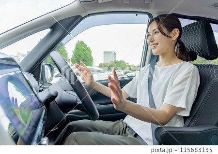 女性 ドライブ 自動運転 オートパイロット 技術 女性 ドライブ 自動運転 オートパイロット 技術 115683135