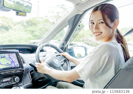 若い女性 運転 若い女性 運転 115683136