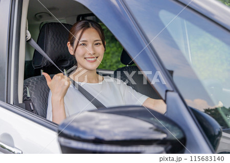若い女性　運転　グッド 115683140
