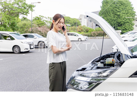 自動車の故障で困る女性 115683148