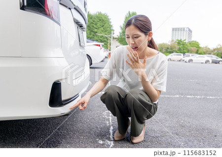 若い女性　運転　事故　自爆　擦る　傷 115683152