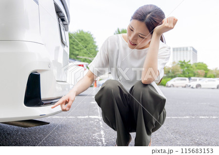 若い女性　運転　事故　自爆　擦る　傷 115683153