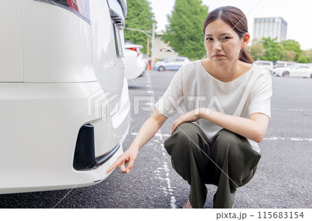 若い女性　運転　事故　自爆　擦る　傷 115683154