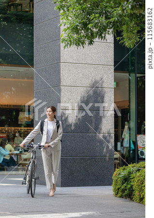 通勤 女性 自転車 115683162