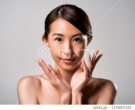 顔に手を当てる若い女性 115683185