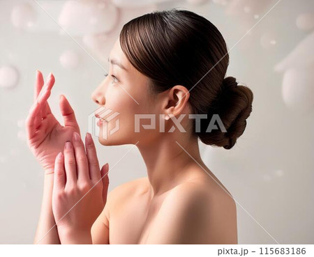 顔の前に手を掲げる女性の横顔 115683186