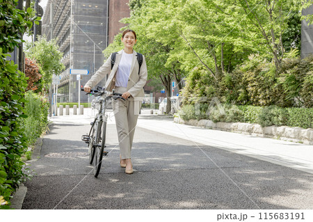 通勤 女性 自転車 115683191