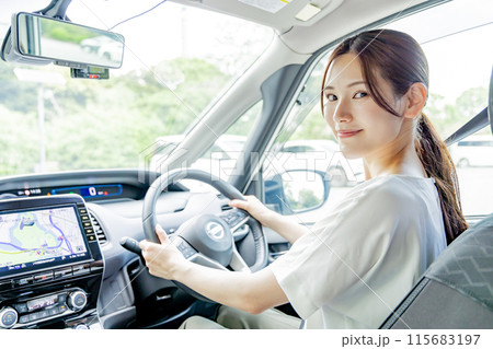若い女性　運転 115683197