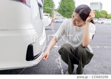 若い女性 運転 事故 自爆 擦る 傷 若い女性 運転 事故 自爆 擦る 傷 115683200