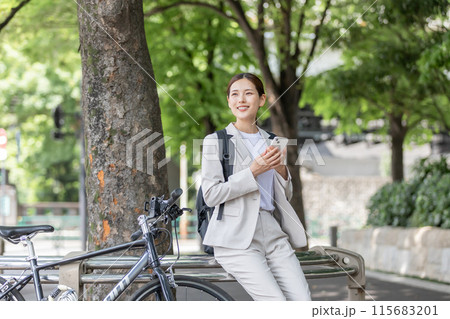 通勤 女性 自転車 115683201