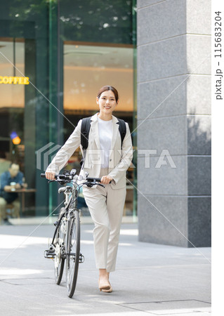 通勤 女性 自転車 115683204