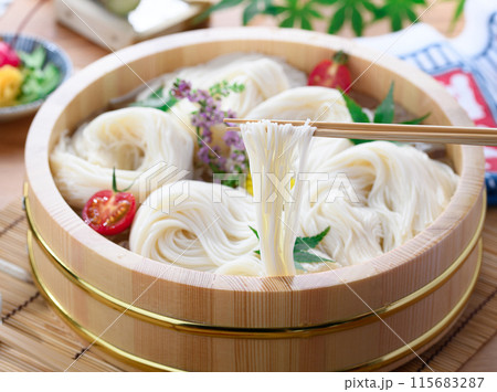 桶に入れたそうめんを箸で持ち上げる （素麺） 115683287