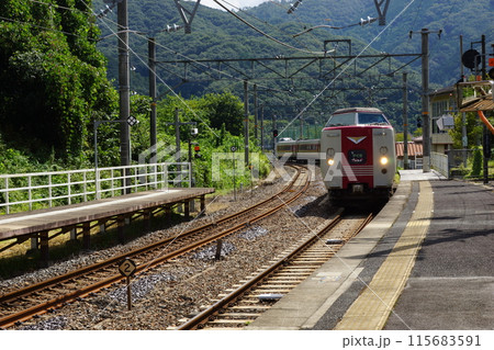 伯備線の風景　381系　特急やくも（備中川面駅） 115683591