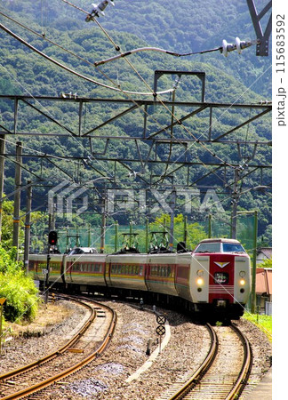 伯備線の風景 381系 特急やくも(備中川面駅) 伯備線の風景 381系 特急やくも(備中川面駅) 115683592