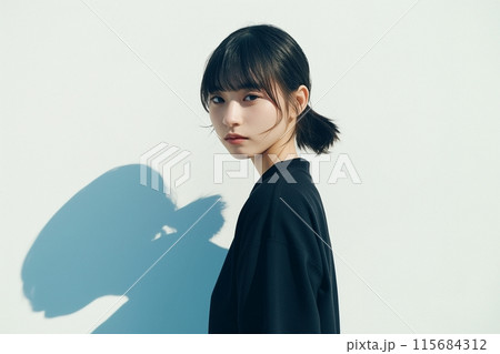 黒シャツ女性・ファッション「AI生成画像」 115684312