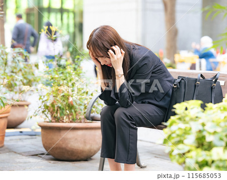 街中で落ち込む女性ビジネスパーソン 115685053