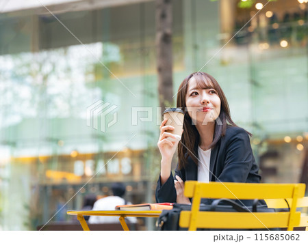 カフェテラスでコーヒーを飲む女性 カフェテラスでコーヒーを飲む女性 115685062