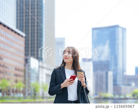 街でスマホを使う女性ビジネスパーソン 115685067