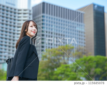 都市を歩くキャリアウーマン 115685078