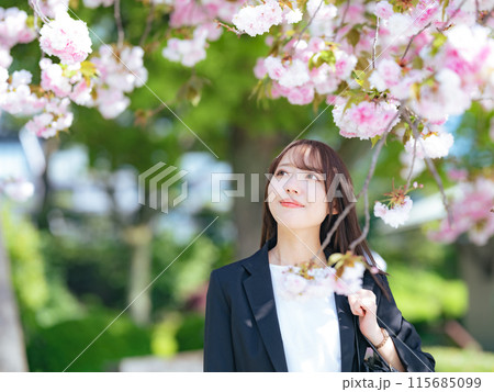 スーツを着た若い女性と桜のポートレート スーツを着た若い女性と桜のポートレート 115685099