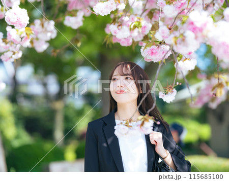 スーツを着た若い女性と桜のポートレート スーツを着た若い女性と桜のポートレート 115685100