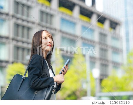 街角でスマホを使う女性ビジネスパーソン 115685110