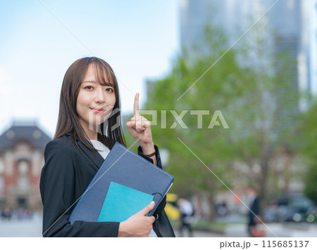 街角で指をさす女性ビジネスウーマン 街角で指をさす女性ビジネスウーマン 115685137