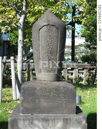 東京都中央区の築地本願寺にある酒井抱一の墓 115685162