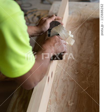 大工の鉋がけ 115686282
