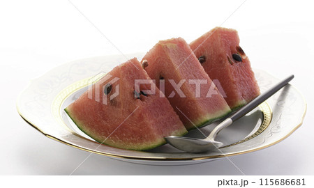 スイカ（ 小玉スイカ ）カットイメージ 白背景 115686681