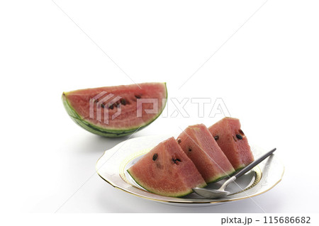 スイカ（ 小玉スイカ ）カットイメージ 白背景 115686682