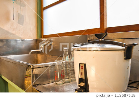 レトロな炊事場 115687519