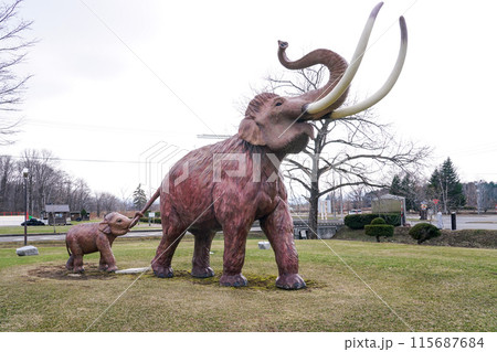 化石発見を記念した北海道ナウマンゾウの親子 115687684