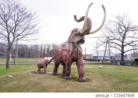 化石発見を記念した北海道ナウマンゾウの親子 115687686