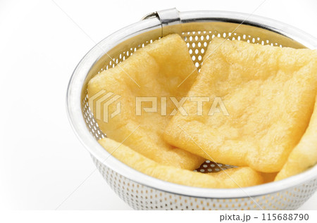 ステンレスザルに入った油揚げ ステンレスザルに入った油揚げ 115688790