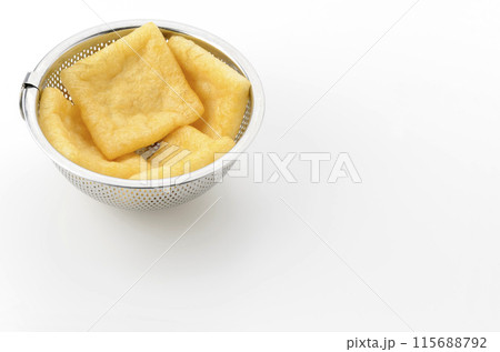 ステンレスザルに入った油揚げ 115688792