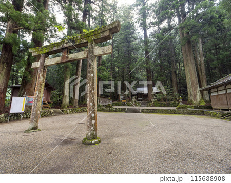 室生龍穴神社の鳥居と拝殿 室生龍穴神社の鳥居と拝殿 115688908