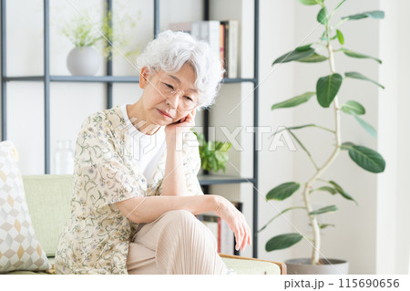 リビングで悩むシニアの女性 115690656