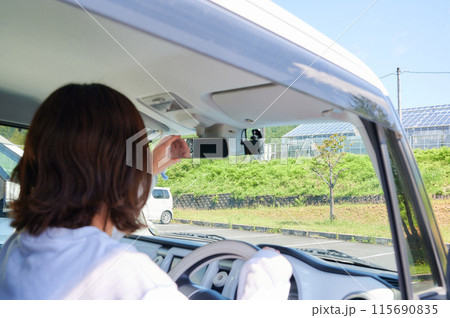 車に乗る若い女性 車に乗る若い女性 115690835
