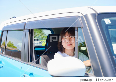 車に乗る若い女性 車に乗る若い女性 115690867