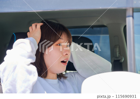 車に乗って頭を抱える女性 車に乗って頭を抱える女性 115690931