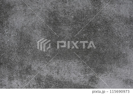 暗く汚れた質感のあるざらざらした黒い紙の背景テクスチャ 115690973