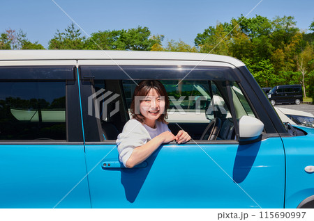 車に乗る若い女性 115690997