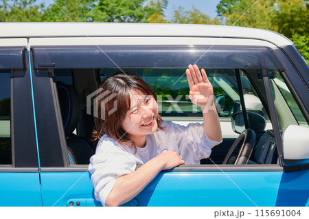 車に乗る若い女性 車に乗る若い女性 115691004