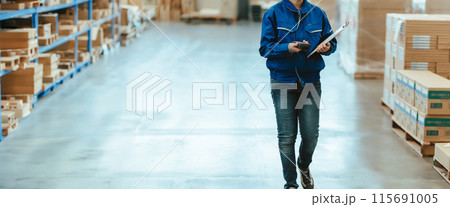 管理する女性 115691005