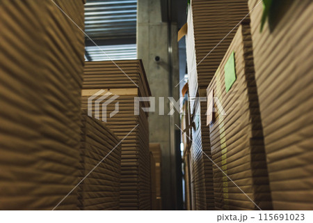倉庫の荷物 115691023